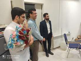 اهدای گل به اساتید دانشکده علوم پایه توسط معاون محترم فرهنگی دانشگاه