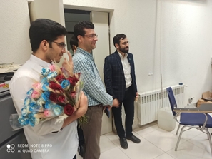 اهدای گل به اساتید دانشکده علوم پایه توسط معاون محترم فرهنگی دانشگاه